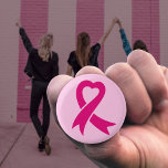Bóton Redondo 2.54cm Fita de Consciência do Cancer da Mama<br><div class="desc">A fita cor-de-rosa tornou-se o símbolo universal do cancer da mama,  aumentando a sensibilização,  o apoio e juntando as mulheres em solidariedade.</div>
