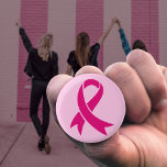 Bóton Redondo 2.54cm Fita de Consciência do Cancer da Mama<br><div class="desc">A fita cor-de-rosa tornou-se o símbolo universal do cancer da mama,  aumentando a sensibilização,  o apoio e juntando as mulheres em solidariedade.</div>