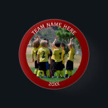 Bóton Redondo 2.54cm Foto da Equipe de Esporte de crio<br><div class="desc">Personalize e personalize este botão fotográfico com a foto da sua equipe desportiva favorita. Coloque uma foto quadrada do time de beisebol, softball, futebol de basquete, futebol, hóquei no lugar da foto de modelo.Adicione o nome do time no topo e saia no final. Escolha a forma ou o tamanho do...</div>