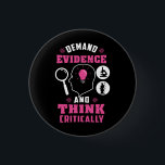 Bóton Redondo 2.54cm Geek de Ciências da Investigação Forense<br><div class="desc">Botão legal de ciência forense bonito e engraçado como presente para seu cientista forense,  investigador ou formando favorito. O ditado neste botão é... bem,  olha só. É uma piada sobre ser meticuloso. Perfeito para geeks ou cientistas forenses com pensamento engraçado e provas exigentes.</div>