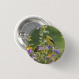 Bóton Redondo 2.54cm Goldfinch em uma Flor Harebell