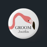 Bóton Redondo 2.54cm Horto de Whimsy Flamingo Rosa<br><div class="desc">Um botão branco para o Groom, este design apresenta um flamingo cor-de-rosa com seu longo e encaracolado sobre seu texto personalizado. Insira o nome do Groom no lugar do nome de exemplo mostrado no modelo de design. Todo o texto neste botão pode ser personalizado de acordo com sua preferência. Este...</div>