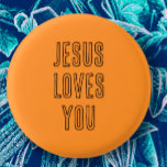 Bóton Redondo 2.54cm Jesus ama personalizar o Orange e o Black Modern<br><div class="desc">Você pode personalizar este botão "Jesus ama você" escrito em um roteiro negro moderno em um fundo laranja brilhante. Este simples botão fofo pode ser personalizado com um nome ou outra palavra-chave. Seria um presente excelente para truques, travessuras ou sanduíches. Pretende-se encorajar as crianças e os adultos a serem amados...</div>