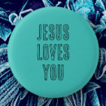 Bóton Redondo 2.54cm Jesus ama você personalizar aqua e preto moderno<br><div class="desc">Você pode personalizar este botão "Jesus ama você" escrito em um roteiro negro moderno sobre um fundo azul aqua bonito. Este simples botão fofo pode ser personalizado com um nome ou outra palavra-chave. Seria um presente excelente para truques, travessuras ou sanduíches ou páscoas. Pretende-se encorajar as crianças e os adultos...</div>