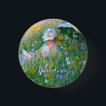 Bóton Redondo 2.54cm Lady Claude Monet Painting Dans La Prairie<br><div class="desc">Bonito pintura impressionista de uma dama vitoriana lendo num campo. "Dans la prairie" significa "No campo". Claude Monet, em seu estilo inimitável, captura um dia perfeito de verão. A senhora está vestindo seu melhor vestido branco e capô de domingo. Um campo cheio de flores adoráveis, incluindo margaridas, é claro. Personalize...</div>