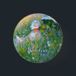 Bóton Redondo 2.54cm Lady Claude Monet Painting Dans La Prairie<br><div class="desc">Bonito pintura impressionista de uma dama vitoriana lendo num campo. "Dans la prairie" significa "No campo". Claude Monet, em seu estilo inimitável, captura um dia perfeito de verão. A senhora está vestindo seu melhor vestido branco e capô de domingo. Um campo cheio de flores adoráveis, incluindo margaridas, é claro. Personalize...</div>