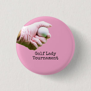 Bóton Redondo 2.54cm Lady Golfer está segurando bola de golfe no fundo