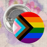 Bóton Redondo 2.54cm LGBTQ & Pride - Sinalizador de Progresso do Arco-í<br><div class="desc">Botão: Sinalizador Arco-Íris e a variação "Progresso" adiciona um guará ao longo do assento que apresenta faixas pretas, marrons, azuis-claras, cor-de-rosa e brancas para trazer essas comunidades (pessoas marginalizadas de cor, indivíduos trans, e aqueles que vivem com HIV/AIDS e aqueles que foram perdidos) para a frente; "a seta aponta para...</div>