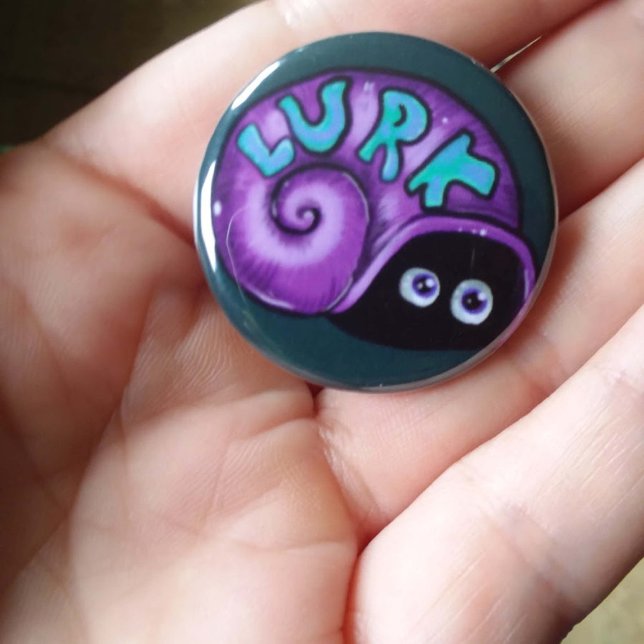 Bóton Redondo 2.54cm Lurk Introduvert Snail Emote (Lurk purple Snail hiding in shell- cute emote turned into a button!)