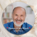 Bóton Redondo 2.54cm Memorial Moderno de Memória para Sempre em Nossos<br><div class="desc">Honre seu amado com um botão personalizado de memorial fotográfico. Este único botão de manutenção do memorial é o presente perfeito para você, família ou amigos para prestar tributo ao seu amado. Cite "Para Sempre Em Nossos Corações. " Personalizar com o & nome de foto favorito. Este botão memorial é...</div>