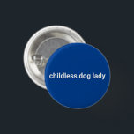 Bóton Redondo 2.54cm Menina de cachorro infantil minimalista e moderna<br><div class="desc">mulher de cão sem filhos,  minimalista moderna mulher engraçada botão legal. Texto branco totalmente personalizável em fundo de cor azul editável.</div>