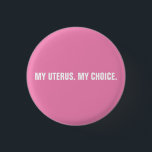 Bóton Redondo 2.54cm Meu útero, meus direitos de aborto rosa e branco p<br><div class="desc">Meu útero, minha escolha. Meu corpo, minha escolha, texto personalizado, cor-de-rosa e branco, minimalista, moderno estilo elegante e moderno minimalista. O movimento pró-escolha dos direitos ao aborto é um movimento sociopolítico nos Estados Unidos que apoia a ideia de que uma mulher deve ter direito legal a um aborto eletivo, o...</div>