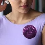 Bóton Redondo 2.54cm Monograma personalizado das estrelas da relva roxa<br><div class="desc">Para uma festa de aniversário de 21 (ou qualquer idade). Um fundo roxo decorado com estrelas espumantes roxas e rosadas. A cor de fundo roxa é irregular. Personalize e adicione uma data, nome e idade 21. O nome é escrito com um script de estilo manuscrito. Perfeito como favoritos para festas...</div>