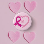 Bóton Redondo 2.54cm Monograma Personalizado de Fita de Consciência do<br><div class="desc">A fita cor-de-rosa tornou-se o símbolo universal do cancer da mama,  aumentando a sensibilização,  o apoio e juntando as mulheres em solidariedade.</div>