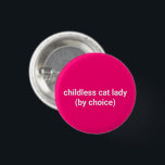 Bóton Redondo 2.54cm Mulher de gatos infantis por escolha rosa quente e<br><div class="desc">uma gata sem filhos por escolha,  mulheres modernas minimalistas,  engraçadas,  legal e rosas. Texto branco totalmente personalizável sobre fundo de cor rosa-quente editável. Disponível em muitas cores e opções de estilo.</div>