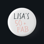 Bóton Redondo 2.54cm Na moda moderno - Nome Rosa 50 Fabuloso Aniversári<br><div class="desc">Botão de aniversário moderno e na moda com 50 anos com o texto cinquenta e fabuloso em um roteiro elegante cor-de-rosa pastel. Basta adicionar seu nome a este botão personalizado de celebração de 50 anos. Presente perfeito de aniversário para um moderno, na moda e elegante de 50 anos. Desenvolvido exclusivamente...</div>