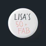 Bóton Redondo 2.54cm Na moda moderno - Nome Rosa 50 Fabuloso Aniversári<br><div class="desc">Botão de aniversário moderno e na moda com 50 anos com o texto cinquenta e fabuloso em um roteiro elegante cor-de-rosa pastel. Basta adicionar seu nome a este botão personalizado de celebração de 50 anos. Presente perfeito de aniversário para um moderno, na moda e elegante de 50 anos. Desenvolvido exclusivamente...</div>