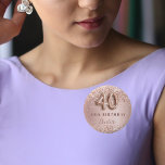 Bóton Redondo 2.54cm nome de etiqueta aniversário de 40 anos rosa doura<br><div class="desc">Elegante, clássico, nome de etiqueta glamouroso para uma festa de aniversário de 40 anos. Rosa dourado e fundo de gradiente de descarga. Decorado com rosa dourado, falso brilho, faíscas. Personalize e adicione um nome. O nome é escrito com um moderno e escuro estilo escrito à mão, com rosa. O número...</div>