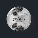 Bóton Redondo 2.54cm Nome de etiqueta elegante dos florais prateados<br><div class="desc">Um fundo com aspecto fino de prata decorado com flores,  flores. Personalize e adicione suas iniciais e nome do monograma</div>