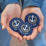 Bóton Redondo 2.54cm Nome do barco Ancorar Estilo Dourado Laurel Star M<br><div class="desc">Um botão Personalizado com o nome do barco, o nome da família ou outro texto desejado, conforme necessário. Apresentando uma âncora náutica personalizada, folhas com riso de ouro e emblema de estrela em azul-marinho ou ajustando facilmente a cor primária para corresponder ao seu tema atual. Faz um excelente em qualquer...</div>