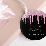 Bóton Redondo 2.54cm O cintilador preto de aniversário goteja um monogr<br><div class="desc">Para uma festa de aniversário de 21 (ou qualquer idade). Um fundo preto decorado com pingos cor-de-rosa, pingos de brilho, pintura com pingos. Personalize e adicione uma data, nome e idade. O nome é escrito com um script de estilo manuscrito. Perfeito como favoritos para festas ou salve o lembrete de...</div>