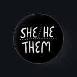 Bóton Redondo 2.54cm O Orgulho de Pronouns SHE/HE/THEM Manipulou Mínimo<br><div class="desc">Decorre sua roupa com este botão de arte legal. Faz um presente excelente! Você pode personalizá-lo e adicionar texto também. Procure em meu compro muito mais cores e padrões! Avise-me se quiser algo personalizado também.</div>