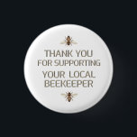 Bóton Redondo 2.54cm Obrigado Por Suportar Sua Abelha De Apicultor Loca<br><div class="desc">Obrigado por apoiar seu apicultor local em um texto em ouro metálico "gravado" em branco com abelhas melíferas</div>