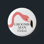 Bóton Redondo 2.54cm Padrinho de casamento Flamingo Whimsy rosa<br><div class="desc">Um botão branco para seus padrinhos de casamento, este design apresenta um flamingo rosa com seu longo e encaracolado sobre seu texto personalizado. Insira o nome do padrinho de casamento no lugar do nome de exemplo mostrado no modelo design. Todo o texto neste botão pode ser personalizado de acordo com...</div>