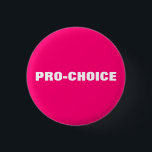 Bóton Redondo 2.54cm Pink quente e minimizador branco de escolha profis<br><div class="desc">Um botão de pin moderno minimalista de texto personalizado, cor-de-rosa e branco, de escolha excelente. Estilo elegante simples e minimalista. O movimento pró-escolha dos direitos ao aborto é um movimento sociopolítico nos Estados Unidos que apoia a ideia de que uma mulher deve ter direito legal a um aborto eletivo, o...</div>