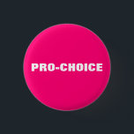 Bóton Redondo 2.54cm Pink quente e minimizador branco de escolha profis<br><div class="desc">Um botão de pin moderno minimalista de texto personalizado, cor-de-rosa e branco, de escolha excelente. Estilo elegante simples e minimalista. O movimento pró-escolha dos direitos ao aborto é um movimento sociopolítico nos Estados Unidos que apoia a ideia de que uma mulher deve ter direito legal a um aborto eletivo, o...</div>