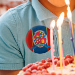 Bóton Redondo 2.54cm Pino do botão Knight crest da idade de aniversário<br><div class="desc">Leão de erva,  coroa real,  estrela,  idade de aniversário e crachá. Personalize com seus detalhes de aniversário de cavaleiros. Atualmente,  lê 8 Nathan. Arte original e design por Sarah Trett para www.mylittleeden.com</div>