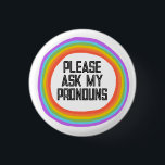 Bóton Redondo 2.54cm Por Favor, Pergunte Aos Meus Pronomes O Círculo Co<br><div class="desc">Decorre sua roupa com este botão de arte legal. Faz um presente excelente! Você pode personalizá-lo,  alterar cores,  fontes e adicionar texto também. Procure em meu compro muito mais cores e padrões! Avise-me se quiser algo personalizado também.</div>