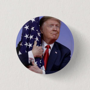 Bóton Redondo 2.54cm Presidente Trump abraçando a bandeira americana