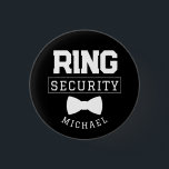 Bóton Redondo 2.54cm Preto Funny Ring Security Casamento Favor Kid<br><div class="desc">Este belo alfinete de casamento faz o acessório perfeito para a sua segurança de anel no dia do seu casamento! Ele apresenta uma ilustração de um vínculo de arco com a legenda "Segurança do Anel". Este pino pode ser facilmente personalizado com o seu nome.</div>