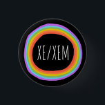 Bóton Redondo 2.54cm Pronomes XE/XEM Coloridos Círculo Arco-Íris Preto<br><div class="desc">Decorre sua roupa com este botão de arte legal. Faz um presente excelente! Você pode personalizá-lo e adicionar texto também. Procure em meu compro muito mais cores e padrões! Avise-me se quiser algo personalizado também.</div>