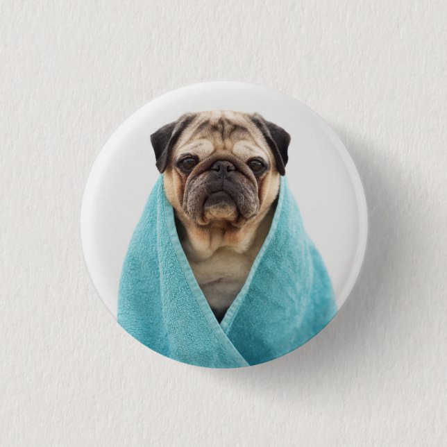 Bóton Redondo 2.54cm Pug em uma toalha (Frente)