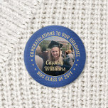 Bóton Redondo 2.54cm Qualquer Foto de Graduação de Texto Gradua Azul e<br><div class="desc">Diga parabéns e mostre seu orgulho pelo formando com botões/crachás de fotos personalizados legal. (DICA DE IMAGEM: Uma maneira fácil de centralizar uma foto exatamente como você deseja é recortá-la antes de carregá-la no site do Zazzle.) Todo texto é simples de personalizar com nome, ano de aula, escola, citação inspiracional,...</div>