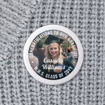 Bóton Redondo 2.54cm Qualquer Parabéns de Foto de Graduação de Texto Mo<br><div class="desc">Diga parabéns e mostre seu orgulho pelo formando com botões/crachás de fotos personalizados legal. (DICA DE IMAGEM: Uma maneira fácil de centralizar uma foto exatamente como você deseja é recortá-la antes de carregá-la no site do Zazzle.) Todo texto é simples de personalizar com nome, ano de aula, escola, citação inspiracional,...</div>