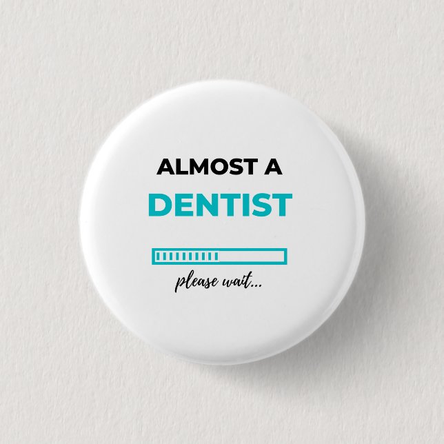 Bóton Redondo 2.54cm Quase Um Dentista 2 (Frente)