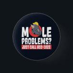 Bóton Redondo 2.54cm Química Engraçada Fórmula Mole Problema Ciência<br><div class="desc">Quer você queira um botão bonito,  adorável ou sarcástico e nerd,  prepare-se para se divertir com esse trocadilho legal e engraçado da fórmula de Química de Um Problema Incrível.</div>