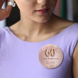 Bóton Redondo 2.54cm rosa de 60 anos nome de etiqueta brilhante<br><div class="desc">Elegante, clássico, nome de etiqueta glamouroso para uma 60ª festa de aniversário. Rosa dourado e fundo de gradiente de descarga. Decorado com rosa dourado, falso brilho, faíscas. Personalize e adicione um nome. O nome é escrito com um moderno e escuro estilo escrito à mão, com rosa. O número 60 é...</div>