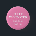 Bóton Redondo 2.54cm Rosa Totalmente Vacinado, mas não me abraça antiss<br><div class="desc">Tenho todas as vacinas,  mas ainda antissocial,  então não me abrace o crachá cor-de-rosa.</div>