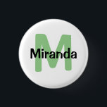 Bóton Redondo 2.54cm Sage green, nome e solha inicial<br><div class="desc">Apresentando nosso botão Sage Chic personalizado - o acessório perfeito para uma festa de solteira memorável! Feito com sofisticação, a frente do botão apresenta uma elegante inicial verde sábio que pode ser personalizada para o nome da solteira, combinada com um nome preto na moda, acrescentando um toque de talento a...</div>