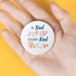 Bóton Redondo 2.54cm Seja gentil com todos os bonitos animais de desenh<br><div class="desc">Este botão vegan apresenta seis animais de fazenda bonitos com a palavra "Seja gentil com todos os tipos". É perfeito para cada vegan expressar seu respeitoso estilo de vida e deixar que qualquer um saiba que animais são nossos amigos, não nossa comida. Se precisar de ajuda, personalização adicional ou outros...</div>