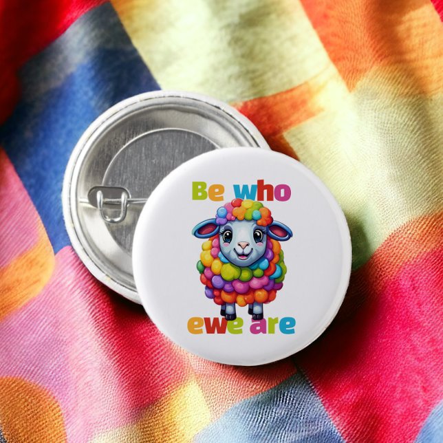 Bóton Redondo 2.54cm Seja quem for, Rainbow Sheep (Be who ewe are Rainbow Sheep Buttons from Ricaso. A cute sheep be who you are LGBT gay pride pin)