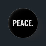 Bóton Redondo 2.54cm Texto branco e preto da paz minimalista contra a g<br><div class="desc">Botão negro e branco de texto minimalista anti-guerra de paz. Texto branco personalizado sobre fundo preto.</div>
