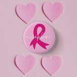 Bóton Redondo 2.54cm Texto ou Nome Personalizado da Fita de Consciencia<br><div class="desc">A fita cor-de-rosa tornou-se o símbolo universal do cancer da mama,  aumentando a sensibilização,  o apoio e juntando as mulheres em solidariedade.</div>