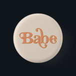 Bóton Redondo 2.54cm TRIXIE Retro 70 do Partido Bachelorette Babe<br><div class="desc">Este pino do botão de lapela 'babe' apresenta uma fonte de bolha temática com cor laranja e bege. Faça uma combinação fácil com o pino de "noiva" coordenador para um evento de solteira coeso. As cores são editáveis! Clique em 'editar design' para criar suas próprias cores.</div>