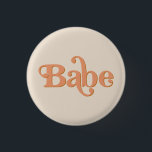 Bóton Redondo 2.54cm TRIXIE Retro 70 do Partido Bachelorette Babe<br><div class="desc">Este pino do botão de lapela 'babe' apresenta uma fonte de bolha temática com cor laranja e bege. Faça uma combinação fácil com o pino de "noiva" coordenador para um evento de solteira coeso. As cores são editáveis! Clique em 'editar design' para criar suas próprias cores.</div>