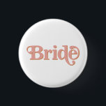 Bóton Redondo 2.54cm TRIXIE Retro 70's A Festa da Solteirona Noiva<br><div class="desc">Este alfinete de lapela de 'noiva' apresenta uma fonte de bolha temática retrô dos anos 70 com coloração laranja e rosa. Combine facilmente com o alfinete 'babe' correspondente para um evento de despedida de solteira coeso. As cores são editáveis! Clique em 'editar design' para criar suas próprias cores.</div>